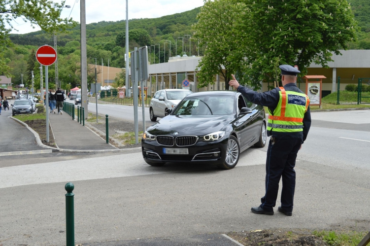 A Heves megyei rendőrök segítik a gépjárműforgalmat 2021. május 24-én Szilvásváradon