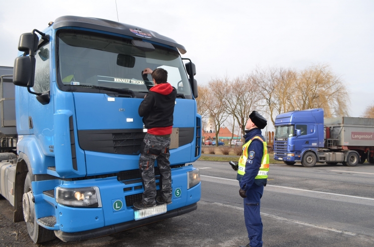 A járművezető felragasztja a sérült szélvédőre a rendőröktől ajándékba kapott matricát