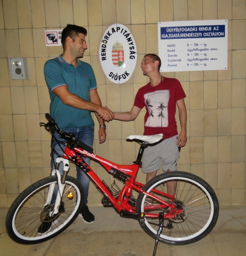 Hosszú Balázs r. hadnagy (balra) átadja sértett kerékpárját