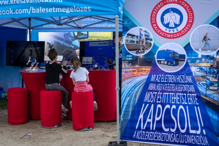 Közlekedik a család