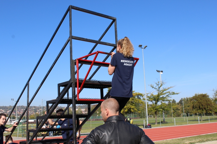 hajlított karú függés