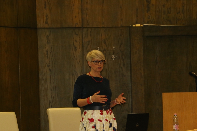 Dr. Triznay Gabriella, a Somogy Megyei Kormányhivatal Igazságügyi Osztály vezetője az állami áldozatsegítő szolgálat tevékenységével kapcsolatban életbe lépő változásokról, valamint a rendőrséggel történő együttműködés tapasztalatairól, a hatékonyság növelésének lehetőségeiről tartott előadást.