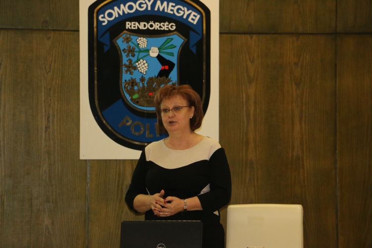 Proszonyák Ida, a Borostyánvirág Alapítvány Krízis Ambulancia szakmai vezetője az intézmény működésének szakmai tapasztalatai kapcsán, a kapcsolatokban megjelenő agresszió és erőszak közötti különbségről, a bántalmazás felismerésének fontosságáról és az együttműködés jelentőségéről adott tájékoztatást. 