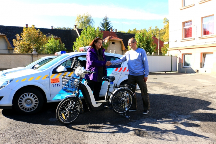 A hölgy átveszi kerékpárját a kaposvári nyomozótól 