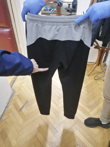 A sértett rendőrnő nadrágja