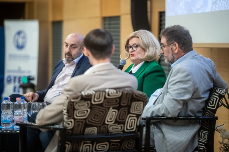 Pódiumbeszélgetés