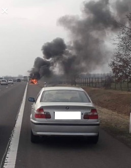 Égő autó az M3-as autópályán