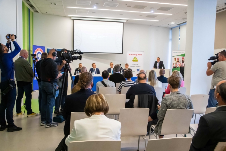 Sajtótájékoztató