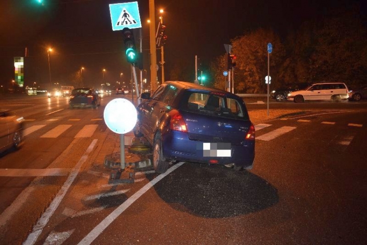 okozó Suzuki járdasziget