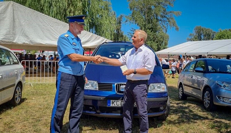 Gépjárművek átadása