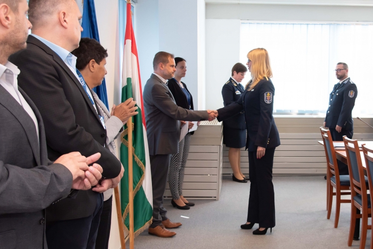 dr. Terdik Tamás vezérőrnagy és Kovács Nóra zászlós