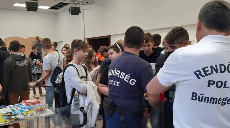 gyerekek a kiállításon