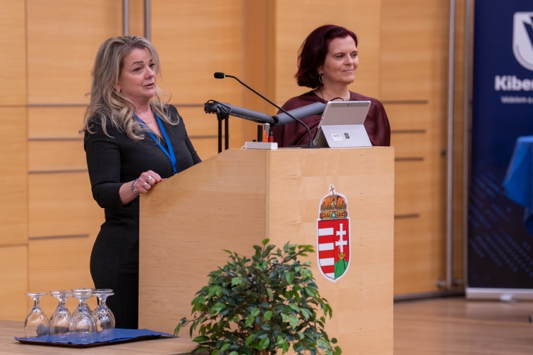 Balogh Krisztina alezredes és Papp Diána Noémi őrnagy