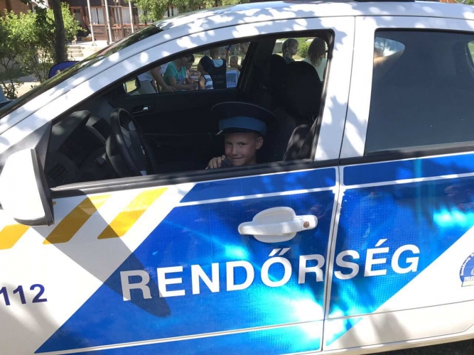 A rendőrséggel ismerkedtek